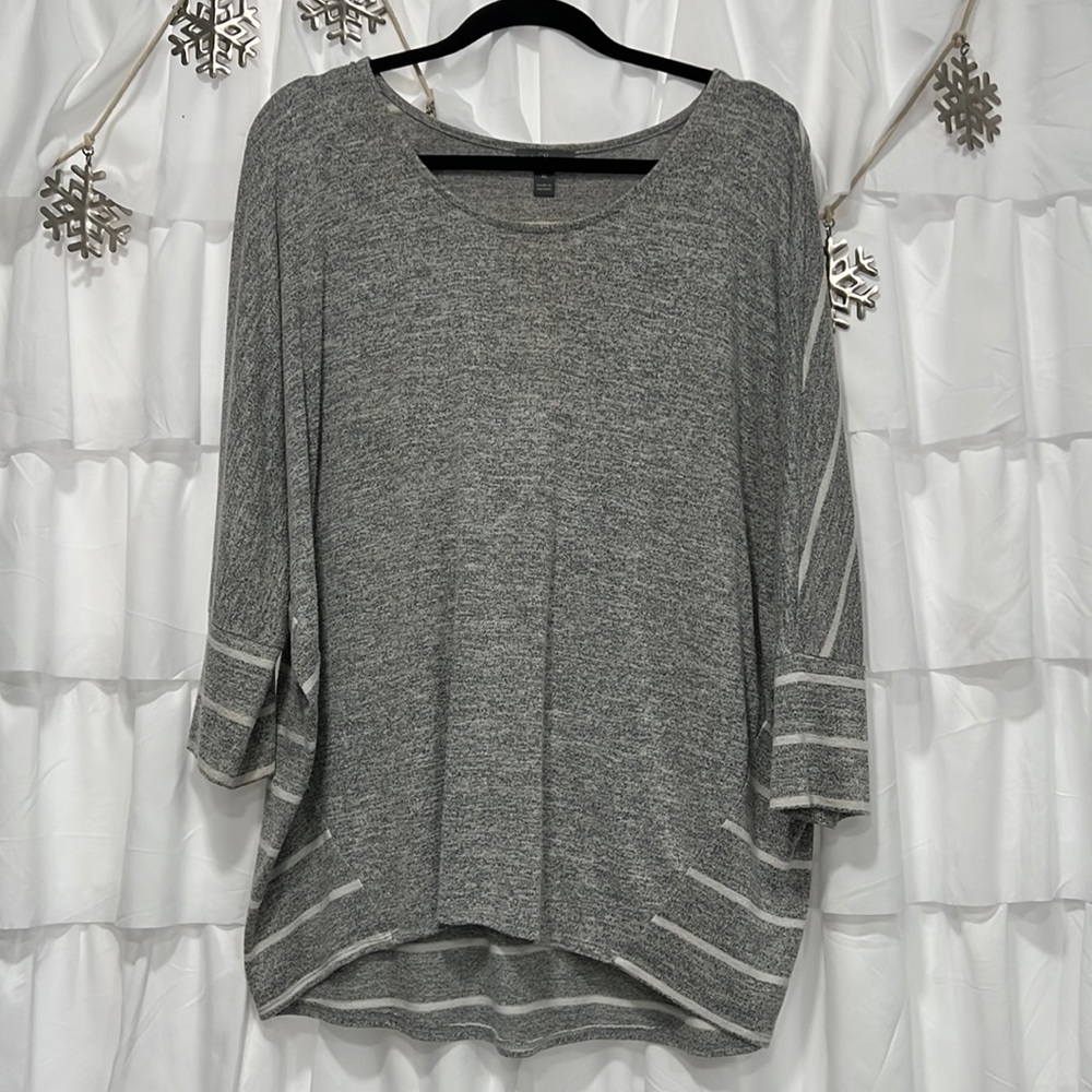 Gray/white 3/4 sleeve sweater